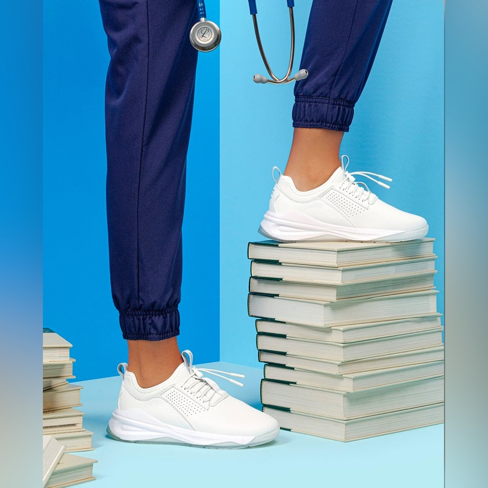 Clove Brilliant White Women’s 8.5 Sneaker